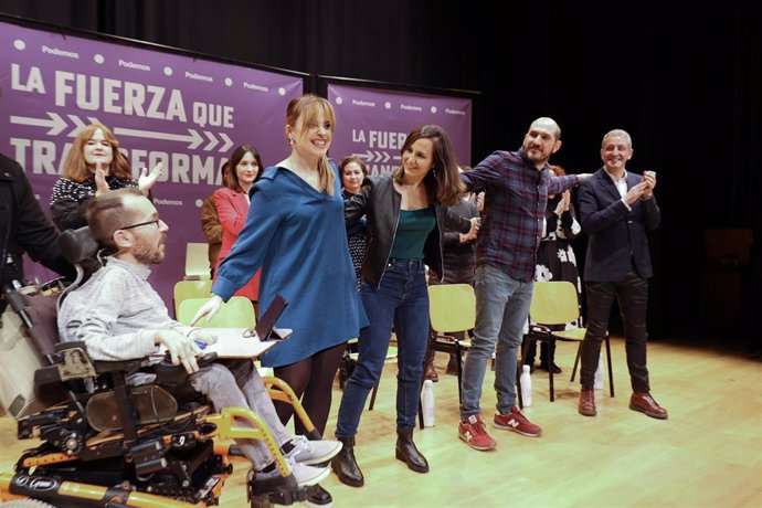 (I-D) El portavoz de Unidas Podemos en el Congreso y secretario de Programa de Podemos, Pablo Echenique; la coordinadora autonómica de Podemos Aragón y candidata a la Presidencia de Aragón, Maru Díaz; la secretaria general de Podemos y ministra de Derec