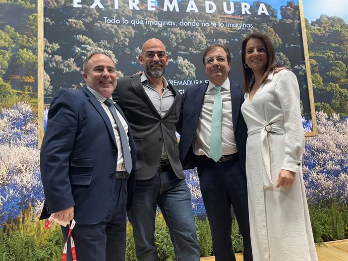 Sam Brocal, propietario del hotel, con Guillermo Fernández Vara