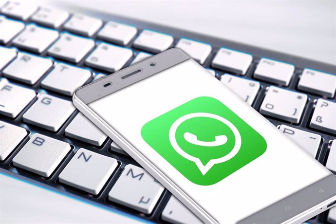 Un móvil con la aplicación de WhatsApp