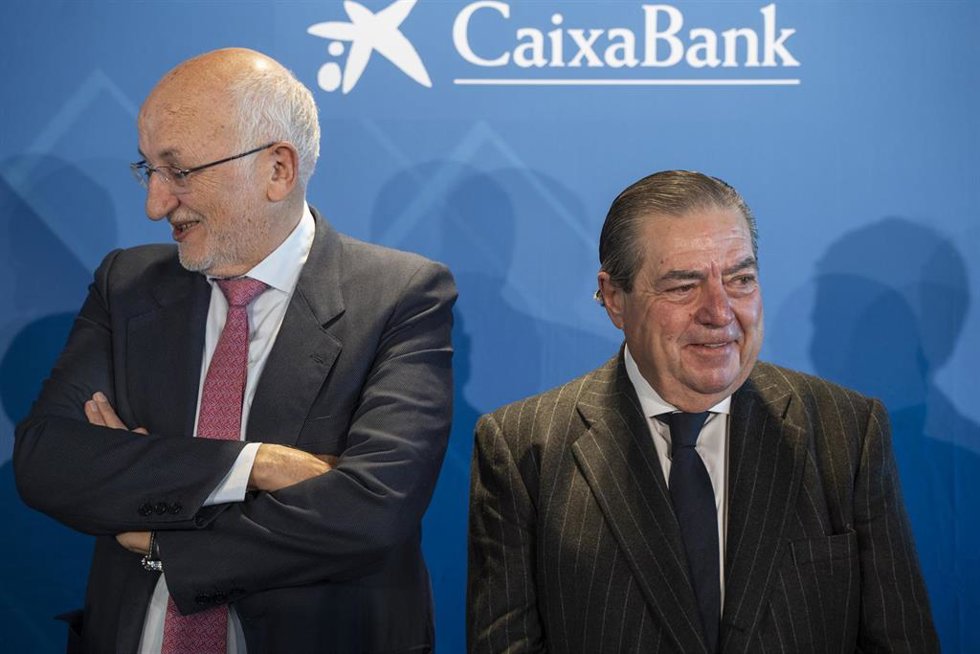 El presidente de Mercadona, Juan Roig (i) y el presidente de la Asociación Valenciana de Empresarios, Vicente Boluda (d), posan a su llegada a un desayuno informativo