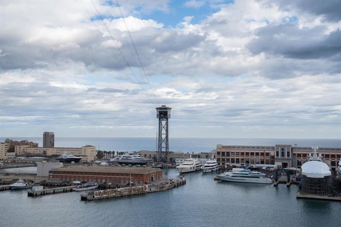 Archivo - Vista general del Puerto de Barcelona desde el mirador Hotel Grand Marina, a 25 de noviembre de 2022, en Barcelona, Catalunya (España).