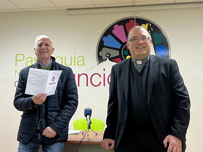 El párroco de la Virgen Grande, Jesús Casanueva, y el coordinador arciprestal de Cáritas en Torrelavega, Rufino Castañeda