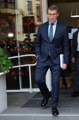 El líder del Partido Popular, Alberto Núñez Feijóo, a su salida del Comité Ejecutivo de la Red de Lucha contra La Pobreza y la Exclusión Social en el Estado Español (EAPN-ES), en el Hub por Talento Digital, a 24 de enero de 2023, en Madrid (España).