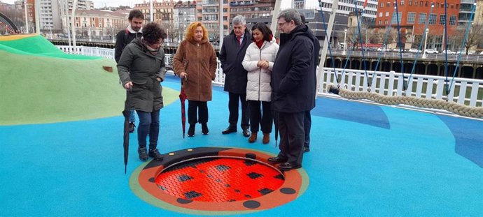 El alcalde, Juan Mari Aburto, y concejales de la corporación municipal en el nuevo parque infantil de Campo Volantín en Bilbao