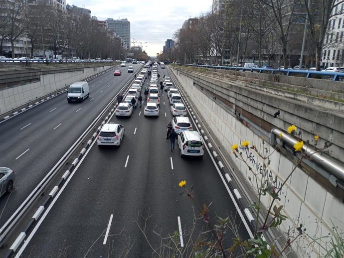 Taxistas protestan en la capital contra la "precarizción, especulación y acumulación de licencias" que plantea el reglamento del taxi en la Comunidad de Madrid