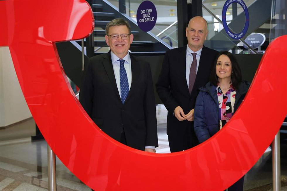 Reunión del presidente de la Generalitat, Ximo Puig, y la consellera de Transportes, Rebeca Torró, con responsables del operador turñistico TUI