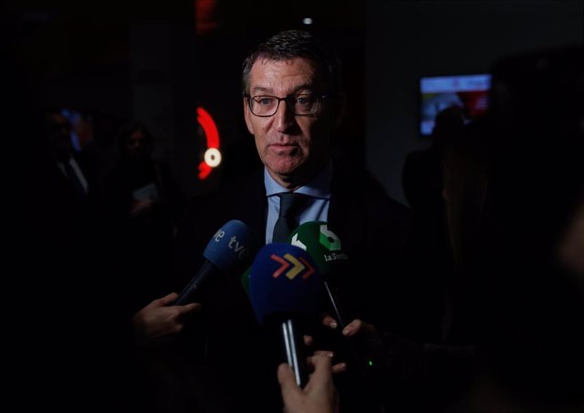 El líder del Partido Popular, Alberto Núñez Feijóo, ofrece declaraciones a los medios.