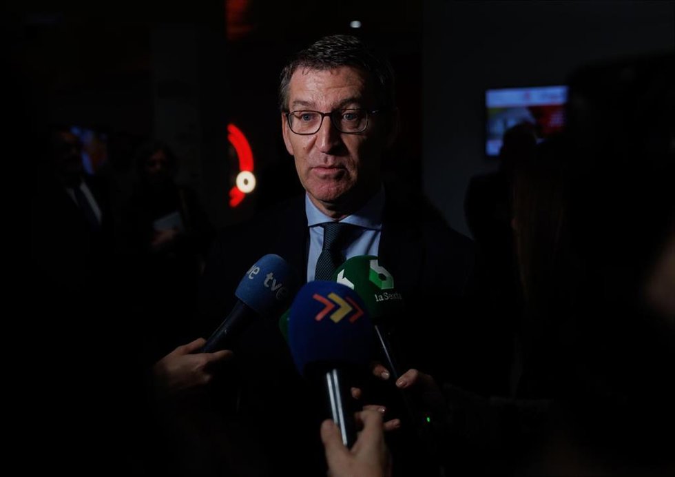 El líder del Partido Popular, Alberto Núñez Feijóo, ofrece declaraciones a los medios.