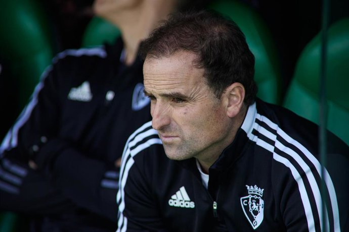 Archivo - El entrenador de Osasuna, Jagoba Arrasate, en el banquillo del Benito Villamarín. 