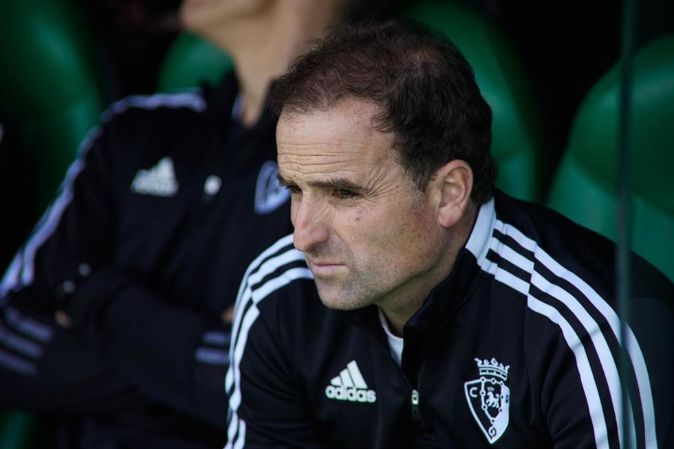 Archivo - El entrenador de Osasuna, Jagoba Arrasate, en el banquillo del Benito Villamarín. 