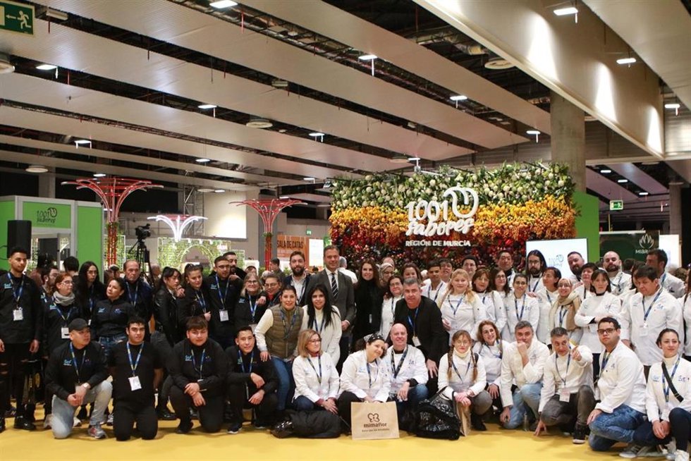 El consejero de Presidencia, Turismo, Cultura, Juventud, Deportes y Portavocía, Marcos Ortuño, junto con el director del Itrem, Juan Francisco Martínez, la directora del Centro de cualificación Turística, Mónica Meroño, y los alumnos y formadores del CCT