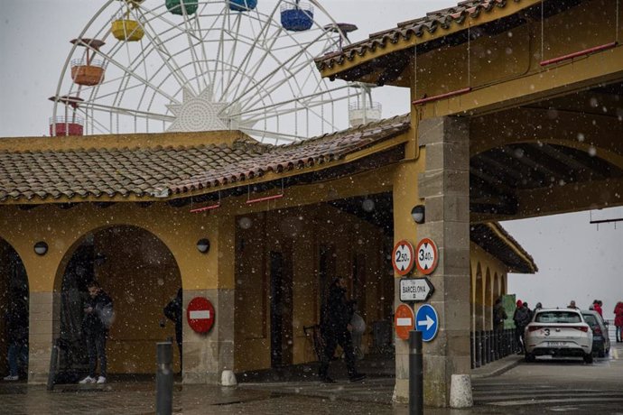Copos de nieve caen en la montaña del Tibidabo, en Barcelona, este martes 24 de enero de 2023.