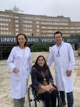 María Becerra, de la Unidad de Lesionados Medulares, y Lucas Cerrillos, de la sección de Obstetricia de la Unidad de Medicina Maternofetal del Hospital de la Mujer, con una de las mujeres que ha sido madre en este hospital sevillano.