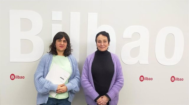 Alba Fatuarte y Jone Goirizelaia, ediles de EH Bildu Bilbao.