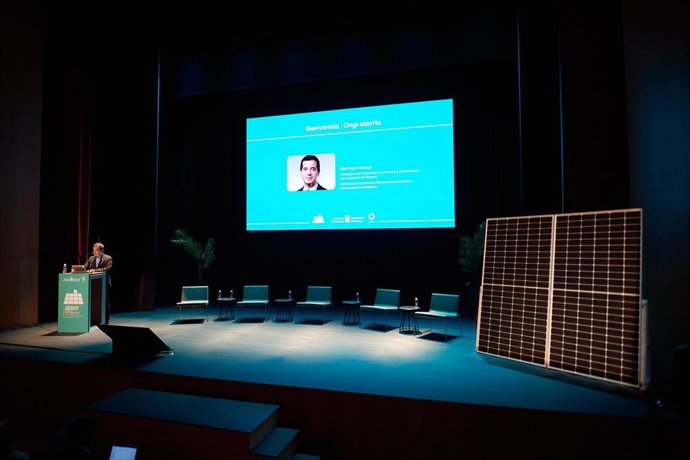 El consejero de Desarrollo Económico y Empresarial, Mikel Irujo, durante su intervención en la apertura institucional del congreso.