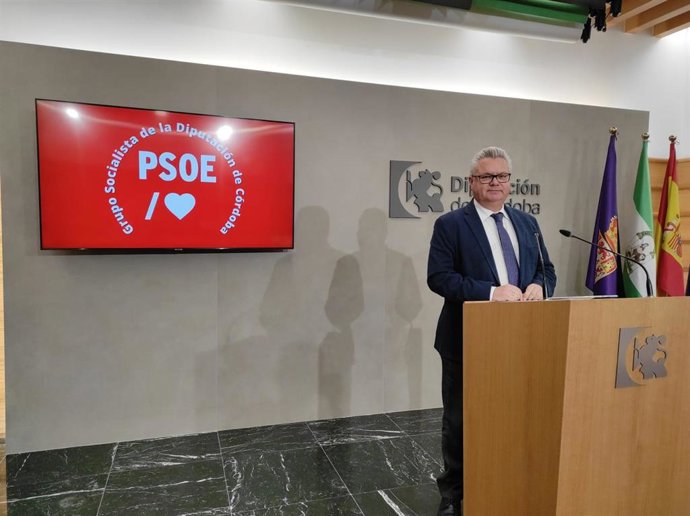 El portavoz del PSOE en la Diputación de Córdoba, Esteban Morales, en rueda de prensa.