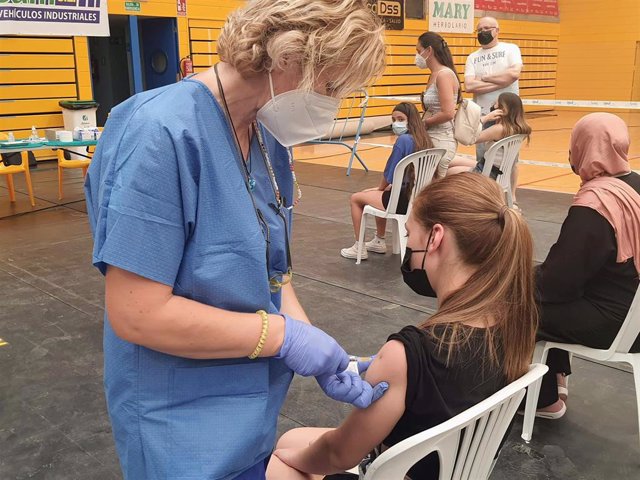 Archivo - Una enfermera administra una vacuna contra el covid-19 en un punto de vacunación masiva del Distrito Sanitario Poniente, en Almería.