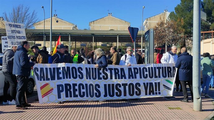 Una de las pancartas en la manifestación de apicultores en Mérida.