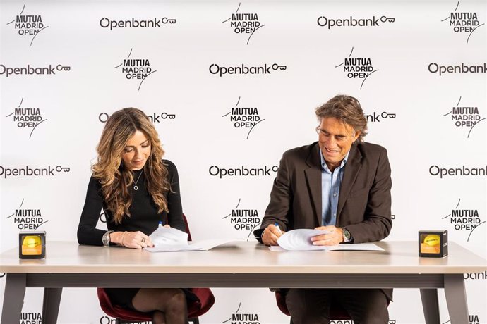 La directora general de Openbank, Patricia Benito, y el presidente y director general del Mutua Madrid Open, Gerard Tsobanian, durante la firma por la que la entidad renueva el patrocinio del Mutua Madrid Open durante tres años.