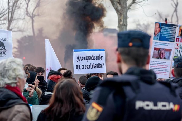 Un agente de Policía Nacional frente a una concentración en contra de la distinción de la presidenta de la Comunidad de Madrid como Alumna Ilustre de la Complutense,.