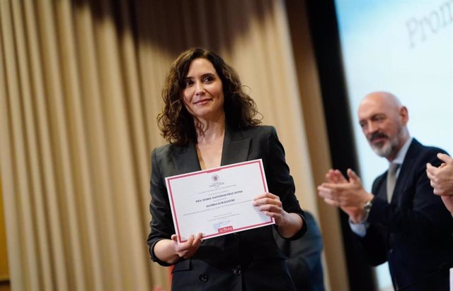 Isabel Díaz Ayuso recibe el reconocimiento Alumni ilustre de la UCM
