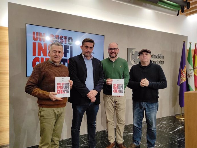 El delegado de Cooperación en la Diputación de Córdoba, Ramón Hernández (segundo por la izda.), en la presentación del libro 'Un gesto insuficiente', de Antonio Osuna (primero).