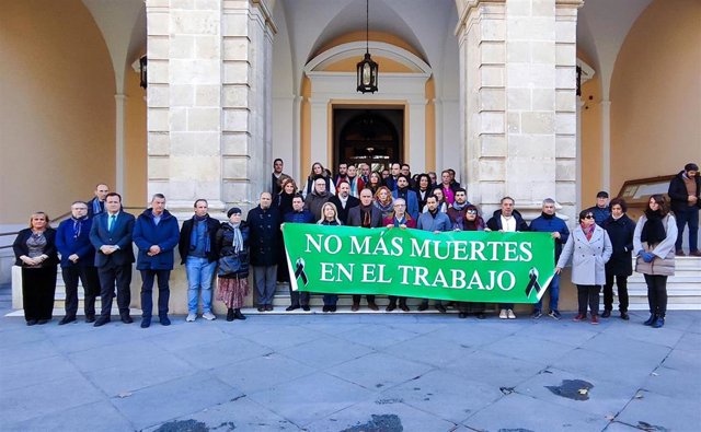 Concentración ante el Ayuntamiento hispalense por el trabajador de Correos muerto en accidente laboral