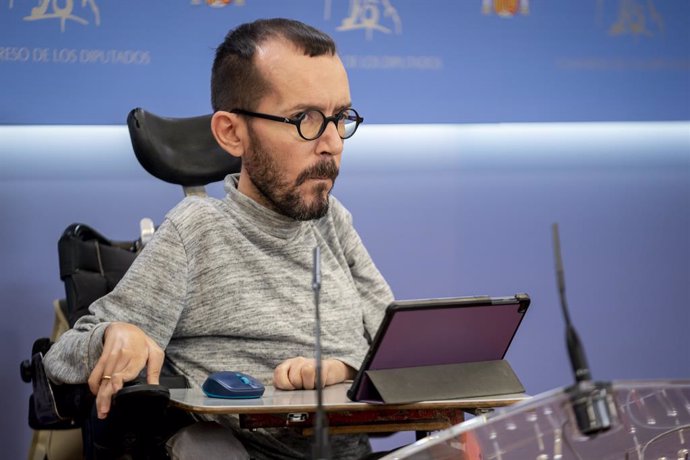 El portavoz de Unidas Podemos en el Congreso, Pablo Echenique, comparece antes de una sesión plenaria en el Congreso de los Diputados, a 24 de enero de 2023, en Madrid (España).