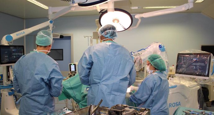 El Hospital San Juan de Dios de Santurtzi incorpora la cirugía robótica para prótesis de rodilla
