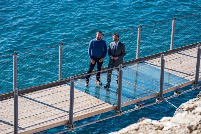 El delegado del Gobierno andaluz en Granada, Antonio Granados, ha visitado, junto al alcalde de Torrenueva, Plácido Lara, el puente colgante de Torrenueva Costa.