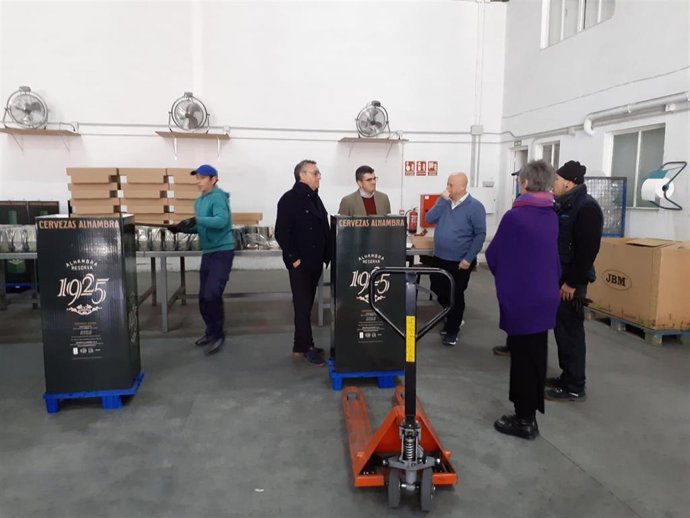 El delegado territorial de Empleo, Empresa y Trabajo Autónomo de la Junta en Granada, Javier Martín, visita el taller de manipulado del Centro Especial de Empleo que gestiona la Fundación Empresa y Juventud.