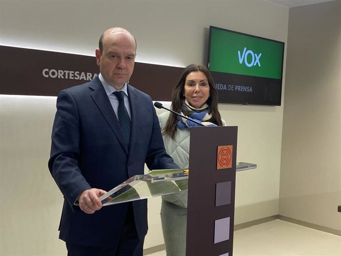 Los diputados de VOX Santiago Morón y Marta Fernández.
