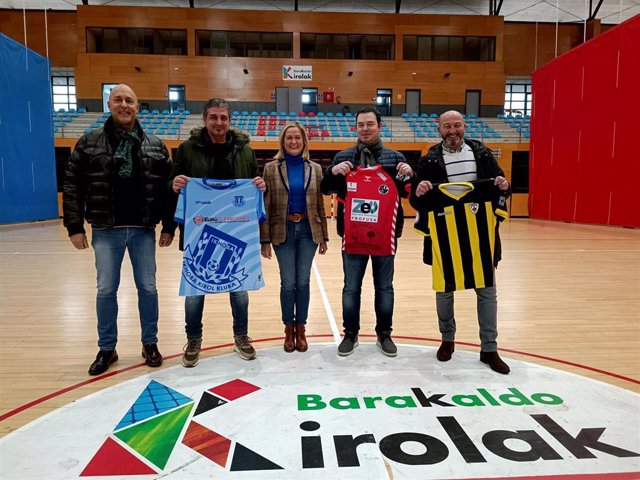 Amaia del Campo e Iñigo Asensio junto a los representantes de los clubes