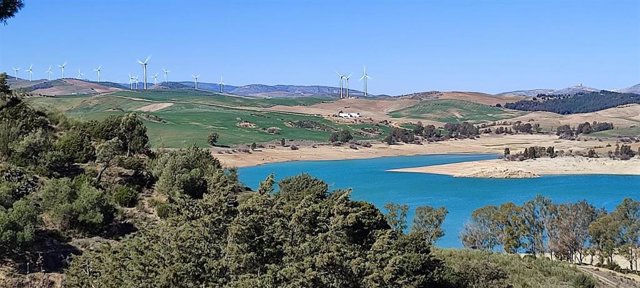 Archivo - Molinos viento cerca pantano Conde del Guadalhorce.