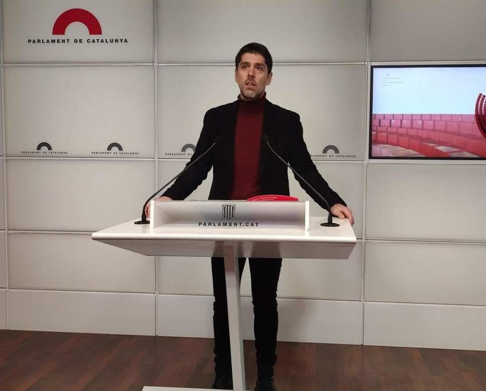 El portavoz de los comuns en el Parlament, David Cid, en rueda de prensa