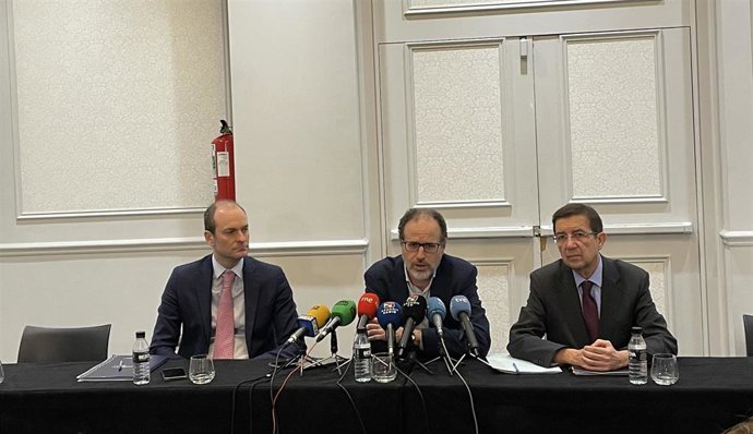 De izquierda a derecha, el director de Producción de Agroseguro, Sergio Andrés; el director general de Desarrollo Rural del Gobierno de Aragón, Jesús Nogués; y el director territorial de Agroseguro en Aragón, Juan Cruzán.