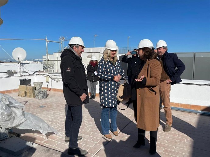 La delegada del Gobierno andaluz en Cádiz, Mercedes Colombo, visita las obras de rehabilitación en la finca de la calle Javier de Burgos, en Cádiz