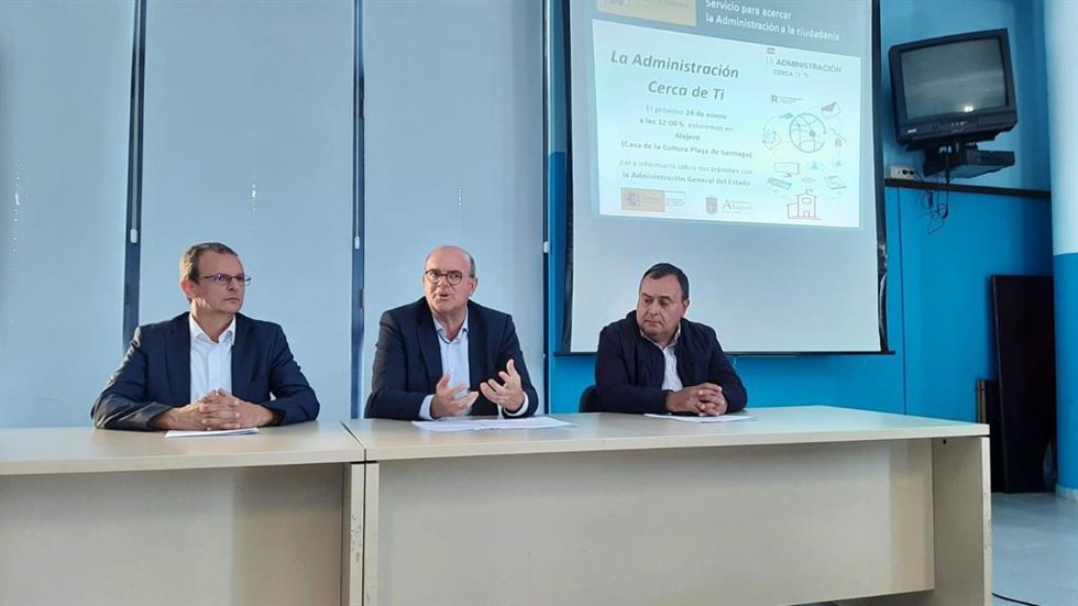 El delegado del Gobierno en Canarias, Anselmo Pestana, presenta el plan 'La Administración cerca de ti' en Alajeró, en la isla de La Gomera