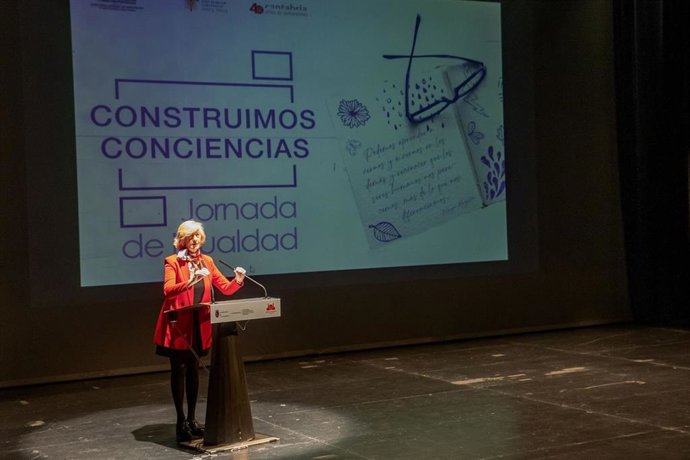La consejera de Educación, Marina Lombó, inaugura la jornada de igualdad Construimos conciencias