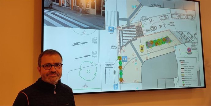 Jaime Caballero, con el proyecto presentado hoy para el barrio de San José de Logroño