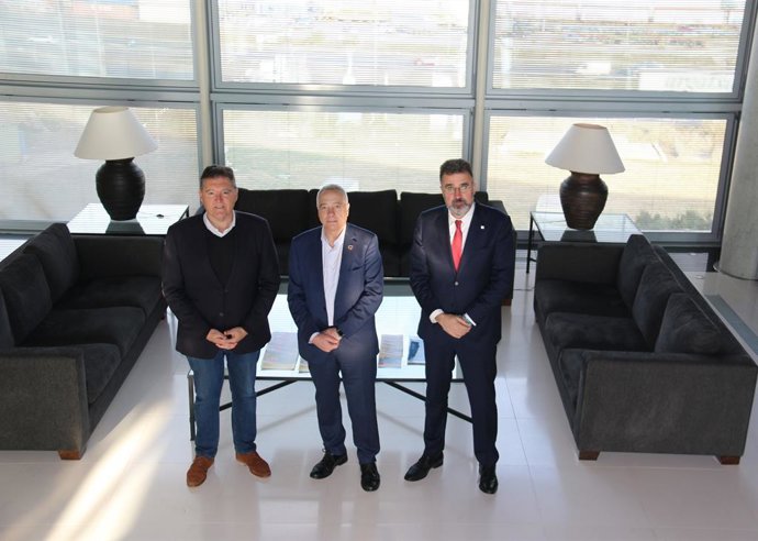 El comissionat de promoció de ciutat de l'Ajuntament de Barcelona, Pau Solanillas; el delegat especial de l'Estat al CZFB, i el president del Port de Barcelona, Lluís Salvadó