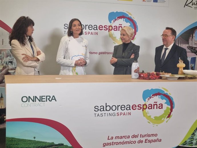 La concejal de Cultura y Turismo del Ayuntamiento de Valladolid, Ana Redondo (izda), junto a la ministra de Industria, Comercio y Turismo, Reyes Maroto, en una de las presentaciones en Madrid Fusión.