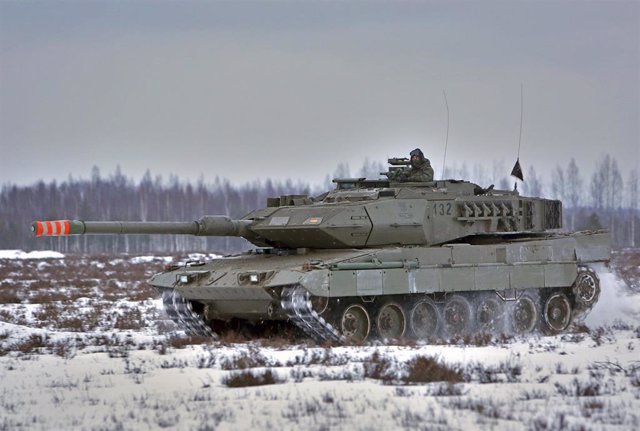 Archivo - Un carro de combate 'Leopardo 2E' de la BRI X durante una misión en Letonia.
