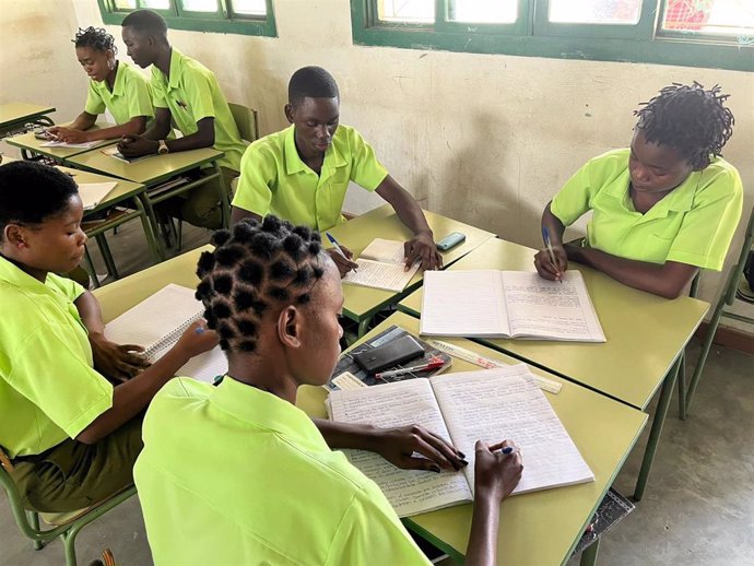 Archivo - Alumnos de FP de un centro en Nacuxa (Mozambique) en el que colabora Manos Unidas.