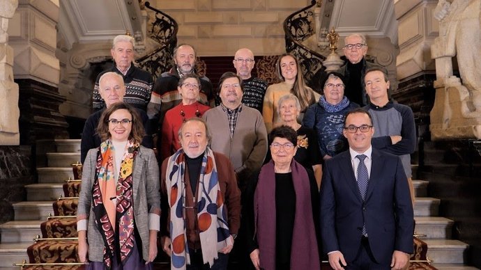 La diputada foral de Administración Pública y Relaciones Institucionales de Bizkaia, Elixabete Etxanobe, con representantes del Consejo de Personas Mayores de Bizkaia.