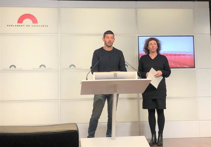 Los diputados de la CUP Xavier Pellicer y Montserrat Vinyets, en rueda de prensa.