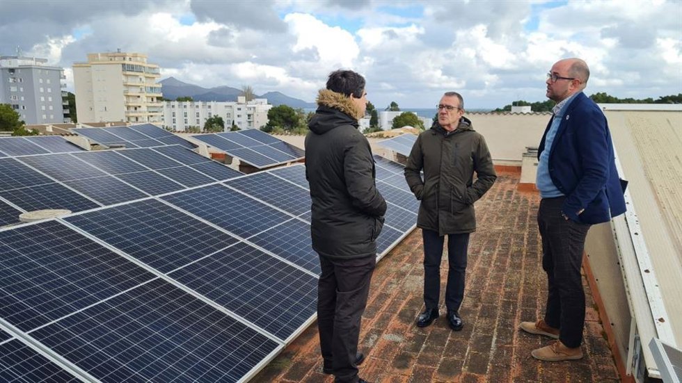 El CEO de Hotels Viva, Xavier Catal, el vicepresidente del Govern, Juan Pedro Yllanes, y el director general de Energía, Pep Malagrava, en la instalación de autoconsumo de VIVA en uno de sus establecimientos en Alcúdia.