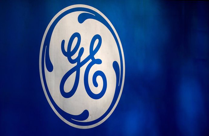 Archivo - FILED - 27 December 2013, Berlin: A general view of the logo of the General Electric group on a truck at Strasse des 17.Juni in Berlin. Photo: Tim Brakemeier/dpa