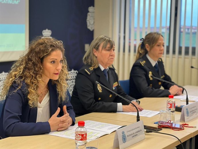 La delegada del Gobierno en Cantabria, Ainoa Quiñones; la jefa superior de la Policía Nacional en Cantabria, María del Carmen Martínez, y la de la Brigada Provincial de la Policía Judicial, María Paz López