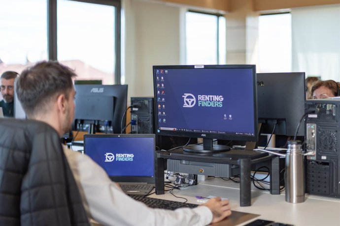 Archivo - Trabajador de Renting Finders